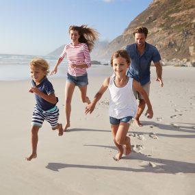 vacances famille en groupe à la mer