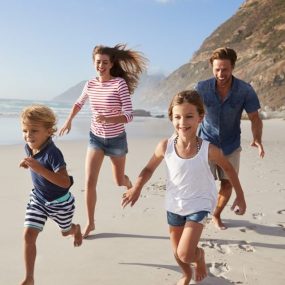 vacances famille en groupe à la mer